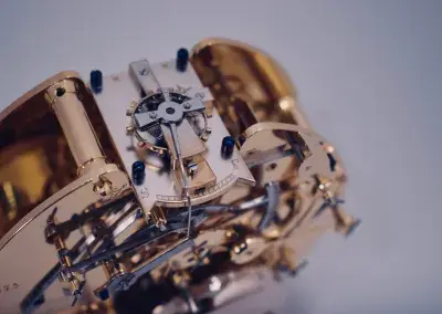 Antikes Uhrwerk einer besonders schönen Englischen Kutscheruhr