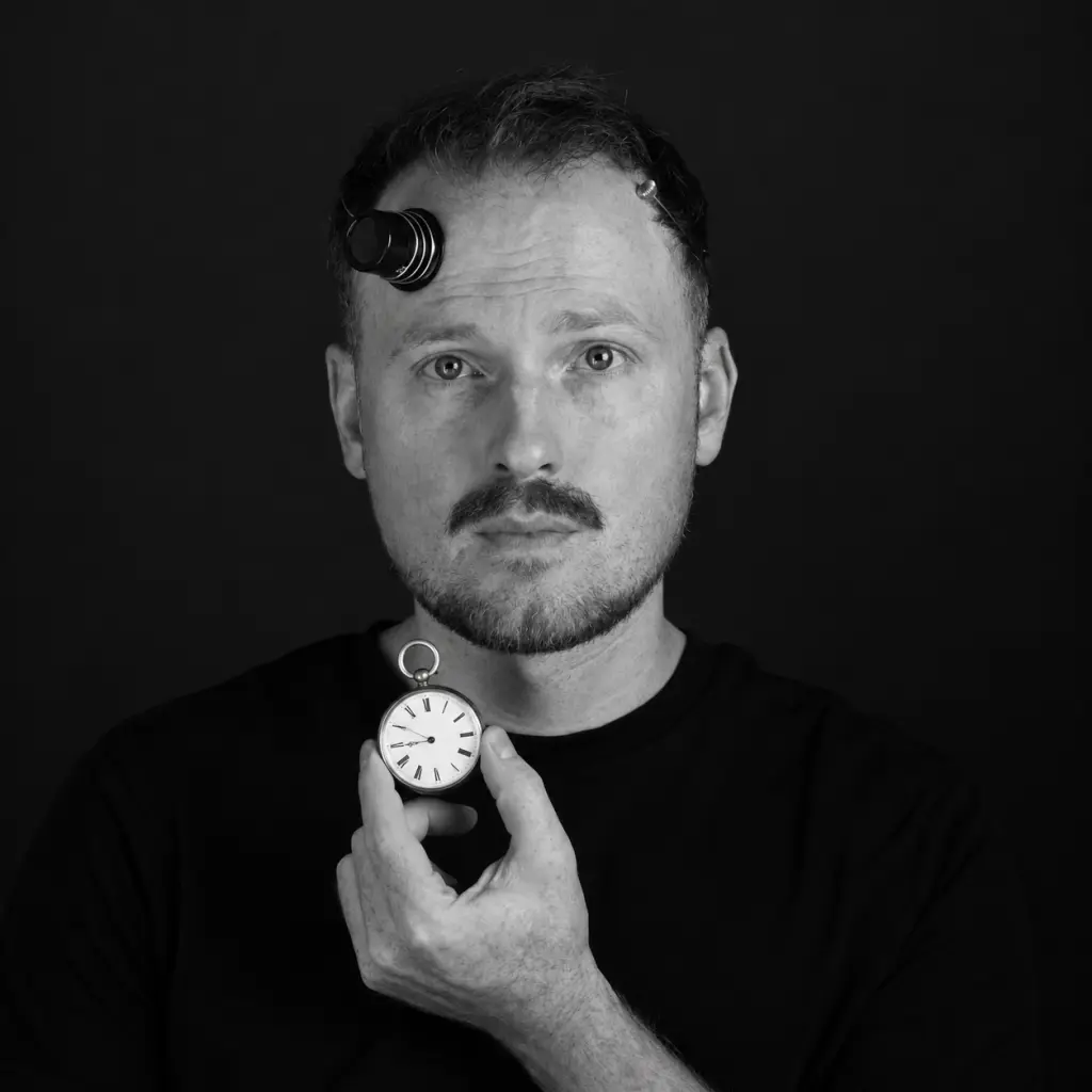 Michael Manßhardt, Uhrmachermeister und Restaurator, mit einer Taschenuhr