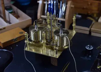 Standuhrwerk von John Ebsworth während der Montage, mit detailreicher Mechanik und präziser Verarbeitung.