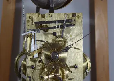 Montiertes Standuhrwerk von John Ebsworth mit Zeigern, ohne Zifferblatt, detailreich und funktional.